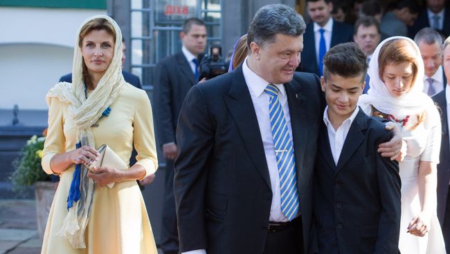 Президент Украины Петр Порошенко с супругой Мариной и сыном Михаилом. Архивное фото Президент Украины Петр Порошенко с супругой Мариной и сыном Михаилом. Архивное фото
