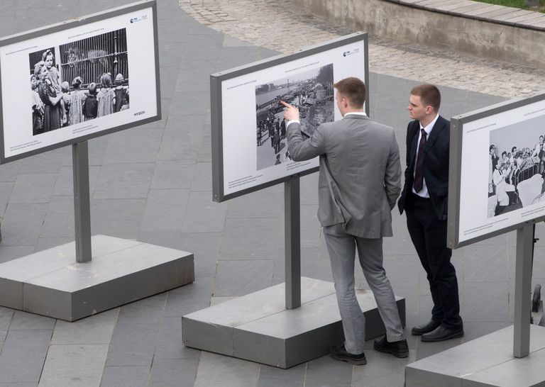 Выставка фотохроники военных лет в парке Музеон в Москве