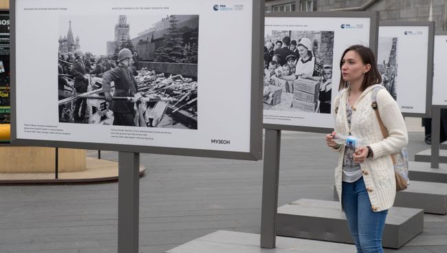 Выставка фотохроники военных лет в парке Музеон в Москве. Архивное фото Выставка фотохроники военных лет в парке Музеон в Москве. Архивное фото