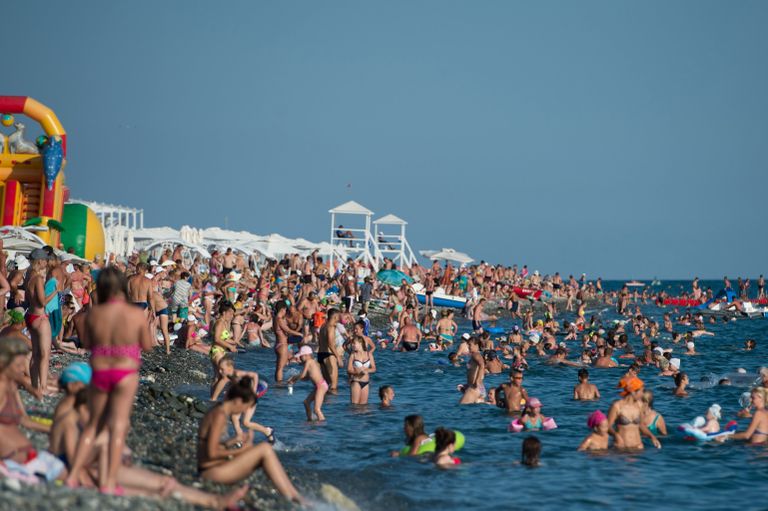 Отдыхающие на пляже в Сочи