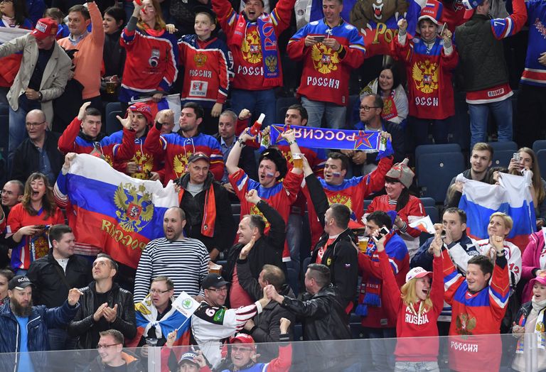 Российские болельщики скандируют Шайбу-шайбу, размахивают триколором и надеются на победу. Российские болельщики скандируют Шайбу-шайбу, размахивают триколором и надеются на победу.
