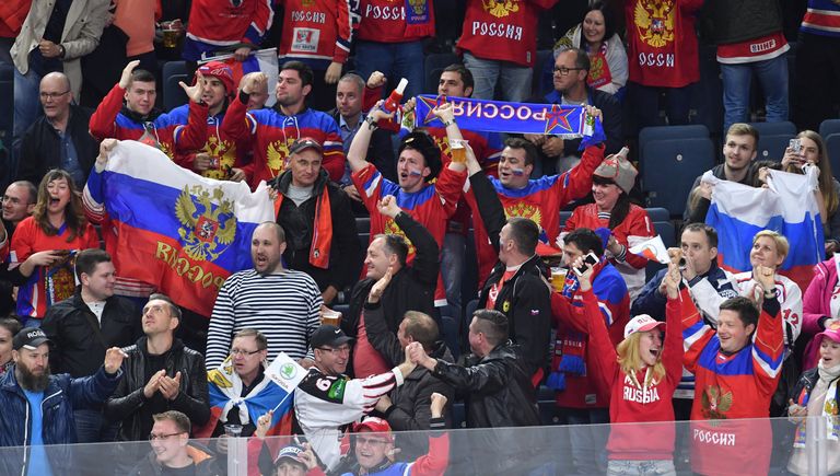 Российские болельщики скандируют Шайбу-шайбу, размахивают триколором и надеются на победу. Российские болельщики скандируют Шайбу-шайбу, размахивают триколором и надеются на победу.