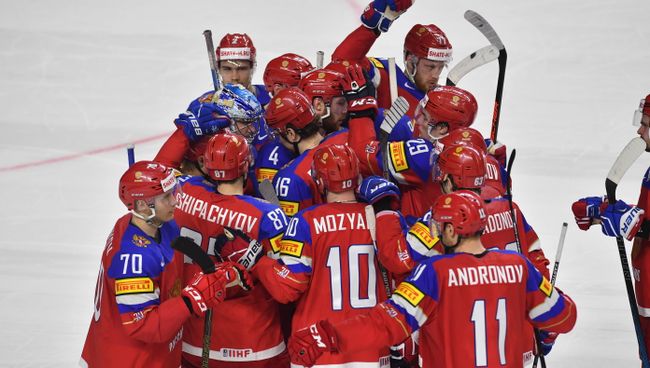 Игроки сборной России радуются победе в матче Чемпионата мира по хоккею против сборной Швеции