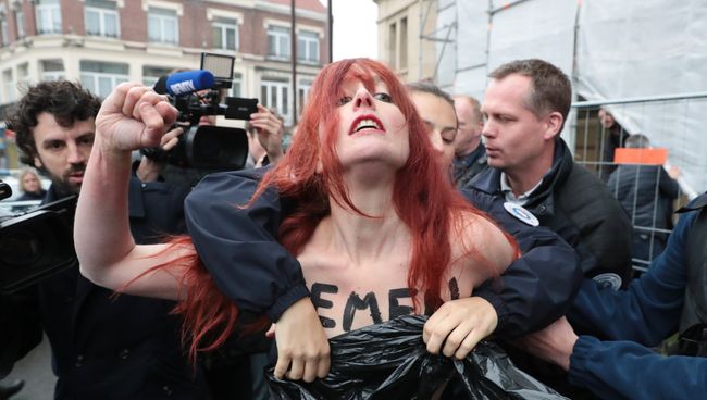 Активистка движения Femen во время акции против кандидата в президенты Марин Ле Пен, Франция, 7 мая 2017 Активистка движения Femen во время акции против кандидата в президенты Марин Ле Пен, Франция, 7 мая 2017