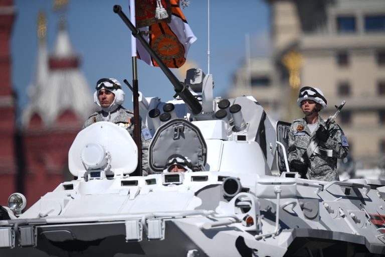Военнослужащие на бронетранспортере БТР-82А на генеральной репетиции военного парада в Москве, 7 мая 2017 Военнослужащие на бронетранспортере БТР-82А на генеральной репетиции военного парада в Москве, 7 мая 2017