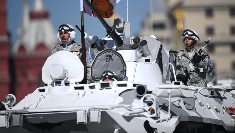 Военнослужащие на бронетранспортере БТР-82А на генеральной репетиции военного парада в Москве, 7 мая 2017 Военнослужащие на бронетранспортере БТР-82А на генеральной репетиции военного парада в Москве, 7 мая 2017