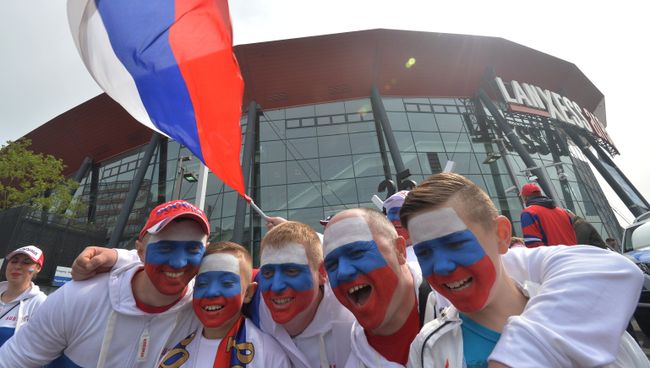 Российские болельщики перед началом матча группового этапа чемпионата мира по хоккею. Архивное фото Российские болельщики перед началом матча группового этапа чемпионата мира по хоккею. Архивное фото