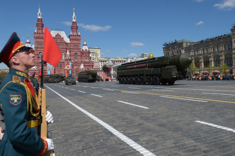 Транспортно-пусковой контейнер комплекса РС-24 Ярс на генеральной репетиции военного парада в Москве, посвящённого 72-й годовщине Победы в Великой Отечественной войне Транспортно-пусковой контейнер комплекса РС-24 Ярс на генеральной репетиции военного парада в Москве, посвящённого 72-й годовщине Победы в Великой Отечественной войне
