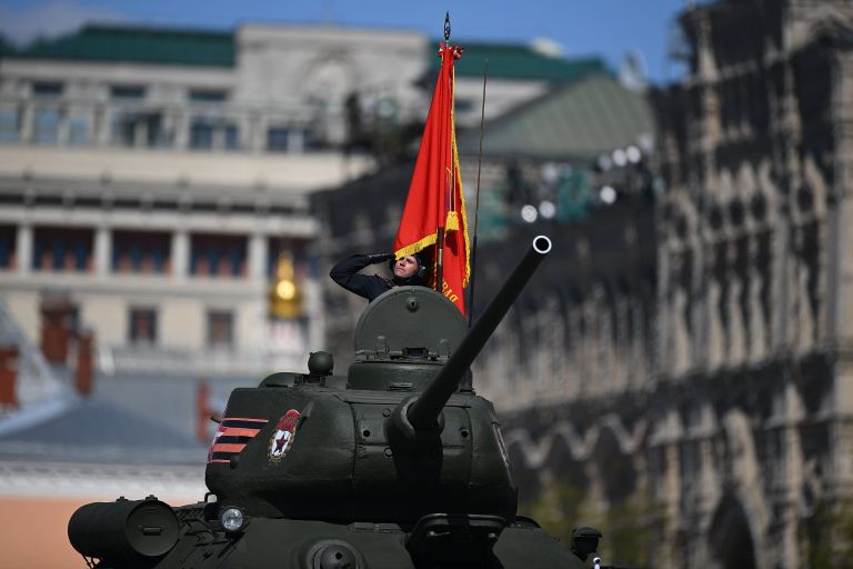 Средний танк Т-34-85 на генеральной репетиции военного парада в Москве Средний танк Т-34-85 на генеральной репетиции военного парада в Москве