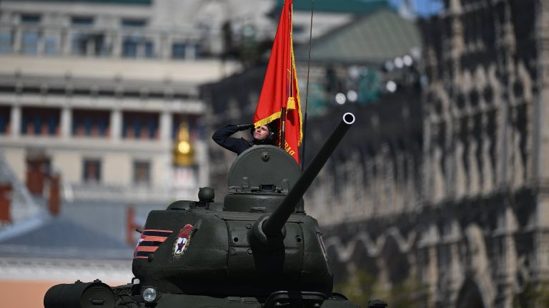 Средний танк Т-34-85 на генеральной репетиции военного парада в Москве Средний танк Т-34-85 на генеральной репетиции военного парада в Москве