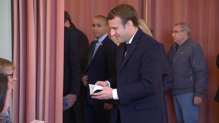 Голосование Макрона и Ле Пен во втором туре президентских выборов во Франции Голосование Макрона и Ле Пен во втором туре президентских выборов во Франции