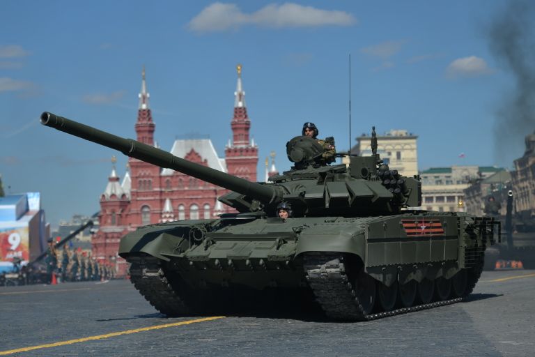 Танк Т-72Б3 на генеральной репетиции военного парада в Москве, посвящённого 72-й годовщине Победы в Великой Отечественной войне Танк Т-72Б3 на генеральной репетиции военного парада в Москве, посвящённого 72-й годовщине Победы в Великой Отечественной войне