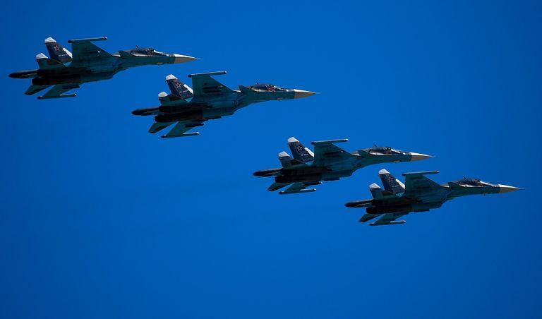 Истребители-бомбардировщики Су-34 на генеральной репетиции военного парада в Москве Истребители-бомбардировщики Су-34 на генеральной репетиции военного парада в Москве