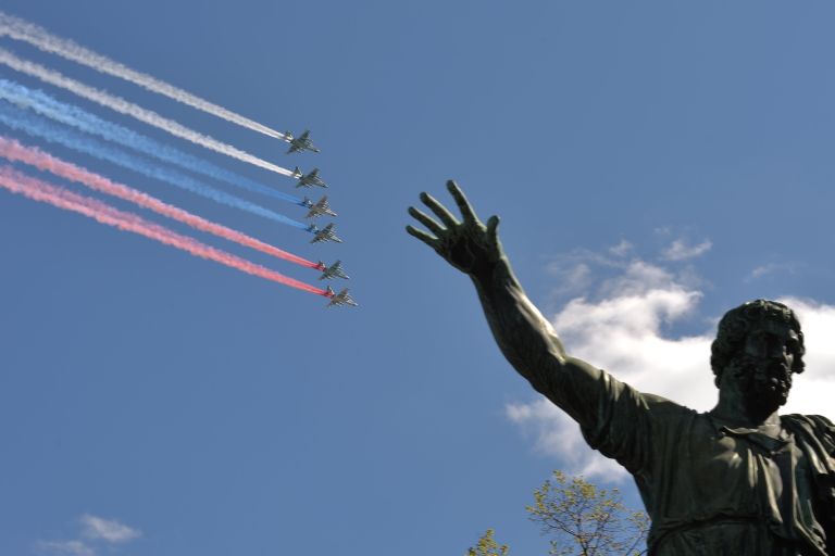 Фронтовые штурмовики СУ-25БМ на генеральной репетиции военного парада в Москве Фронтовые штурмовики СУ-25БМ на генеральной репетиции военного парада в Москве