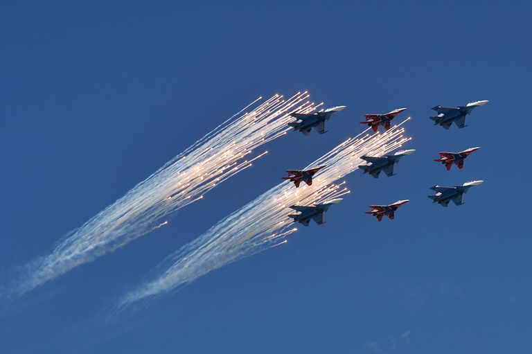 Многоцелевые истребители Су-30СМ пилотажной группы Русские Витязи и МиГ-29 пилотажной группы Стрижи на генеральной репетиции военного парада в Москве Многоцелевые истребители Су-30СМ пилотажной группы Русские Витязи и МиГ-29 пилотажной группы Стрижи на генеральной репетиции военного парада в Москве