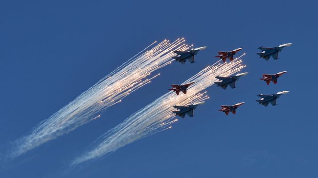 Многоцелевые истребители Су-30СМ пилотажной группы Русские Витязи и МиГ-29 пилотажной группы Стрижи на генеральной репетиции военного парада в Москве Многоцелевые истребители Су-30СМ пилотажной группы Русские Витязи и МиГ-29 пилотажной группы Стрижи на генеральной репетиции военного парада в Москве