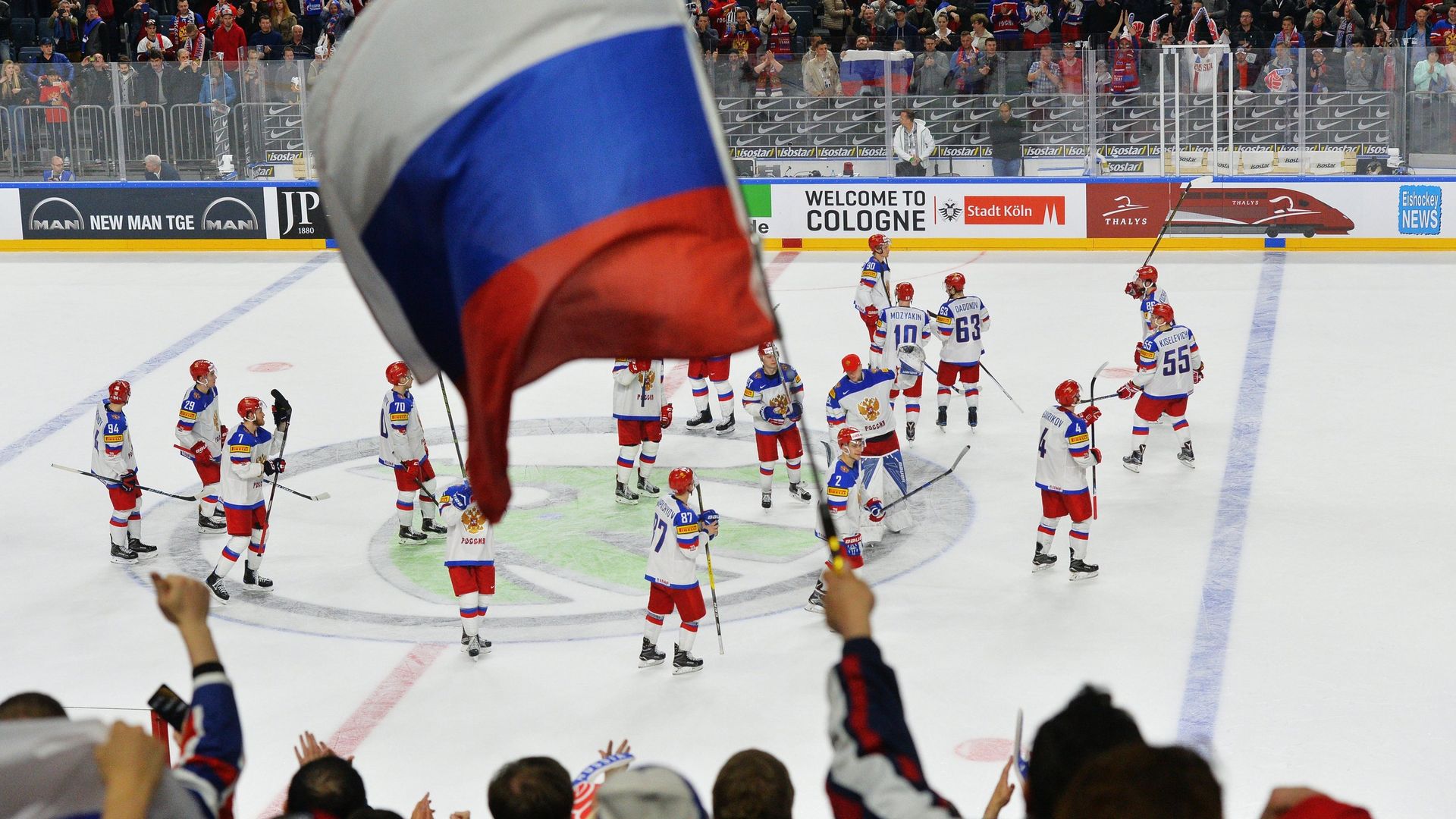 Российские болельщики радуются победе сборной в матче группового этапа чемпионата мира по хоккею 2017 между сборными командами Италии и России - РИА Новости, 1920, 15.04.2021