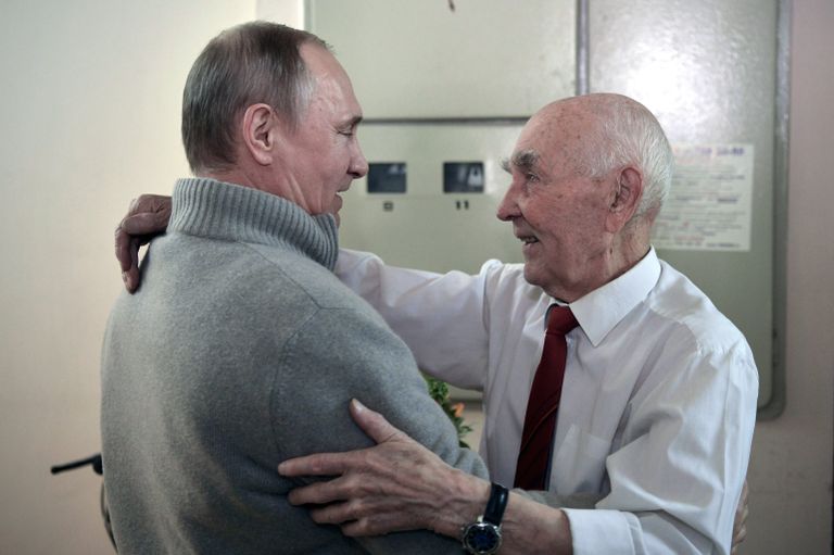 Президент РФ В. Путин побывал в гостях у бывшего представителя КГБ СССР Президент РФ В. Путин побывал в гостях у бывшего представителя КГБ СССР