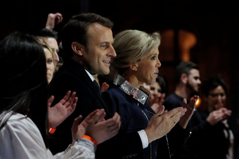 Лидер движения En Marche Эммануэль Макрон с женой празднуют победу на президентских выборах перед Лувром в Париже Лидер движения En Marche Эммануэль Макрон с женой празднуют победу на президентских выборах перед Лувром в Париже