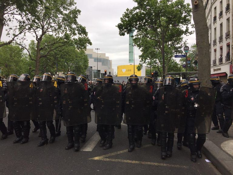 Полицейские на марше протеста против итогов выбора во Франции, Париж Полицейские на марше протеста против итогов выбора во Франции, Париж