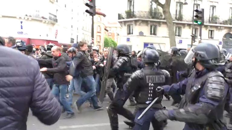 Полиция теснила толпу на акции протеста против итогов выборов в Париже Полиция теснила толпу на акции протеста против итогов выборов в Париже
