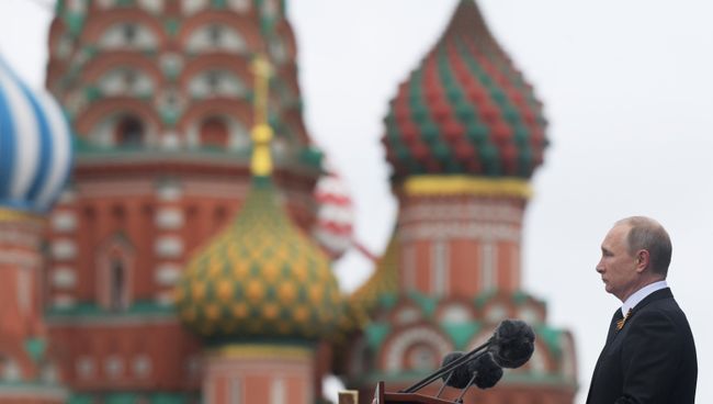 Президент РФ В.Путин и премьер-министр РФ Д.Медведев на военном параде в честь 72-й годовщины Победы в ВОВ Президент РФ В.Путин и премьер-министр РФ Д.Медведев на военном параде в честь 72-й годовщины Победы в ВОВ