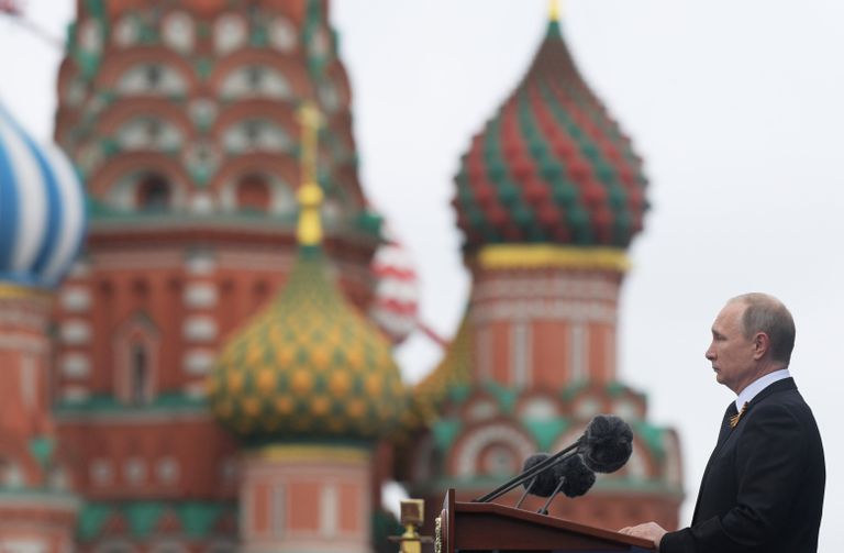 Президент РФ В.Путин и премьер-министр РФ Д.Медведев на военном параде в честь 72-й годовщины Победы в ВОВ Президент РФ В.Путин и премьер-министр РФ Д.Медведев на военном параде в честь 72-й годовщины Победы в ВОВ