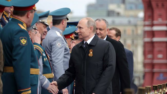 Президент РФ В.Путин и премьер-министр РФ Д.Медведев на военном параде в честь 72-й годовщины Победы в ВОВ