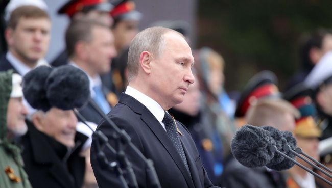 Президент РФ В.Путин и премьер-министр РФ Д.Медведев на военном параде в честь 72-й годовщины Победы в ВОВ Президент РФ В.Путин и премьер-министр РФ Д.Медведев на военном параде в честь 72-й годовщины Победы в ВОВ