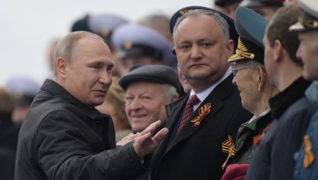 Президент РФ В.Путин и премьер-министр РФ Д.Медведев на военном параде в честь 72-й годовщины Победы в ВОВ