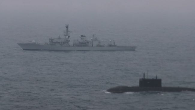 Под наблюдением Британии – подлодка РФ прошла Ла-Манш в сопровождении корабля Под наблюдением Британии – подлодка РФ прошла Ла-Манш в сопровождении корабля