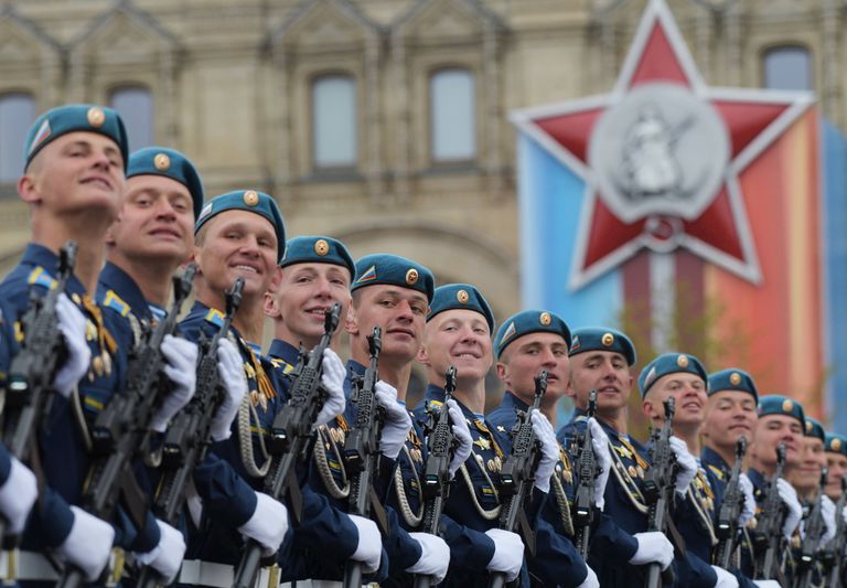 Военнослужащие на военном параде, посвященном 72-й годовщине Победы в Великой Отечественной войне 1941-1945 годов Военнослужащие на военном параде, посвященном 72-й годовщине Победы в Великой Отечественной войне 1941-1945 годов