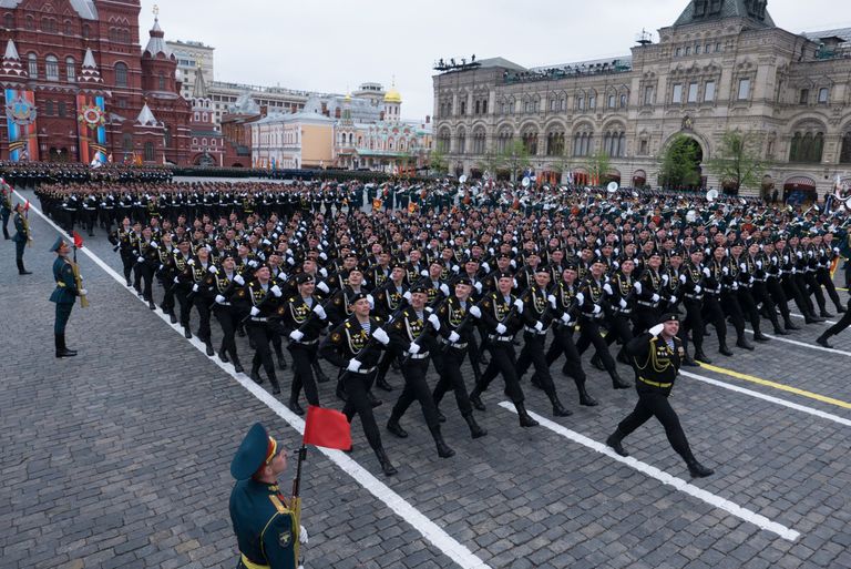 Военнослужащие во время военного парада на Красной площади, посвящённого 72-й годовщине Победы в Великой Отечественной войне 1941-1945 годов Военнослужащие во время военного парада на Красной площади, посвящённого 72-й годовщине Победы в Великой Отечественной войне 1941-1945 годов