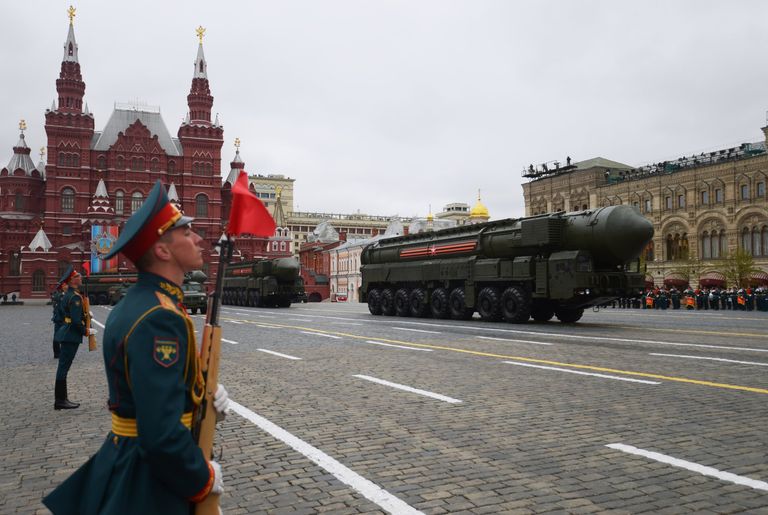 Подвижный грунтовый ракетный комплекс (ПГРК) Ярс с РС-24 на военном параде на Красной площади, посвящённого 72-й годовщине Победы в Великой Отечественной войне 1941-1945 годов Подвижный грунтовый ракетный комплекс (ПГРК) Ярс с РС-24 на военном параде на Красной площади, посвящённого 72-й годовщине Победы в Великой Отечественной войне 1941-1945 годов