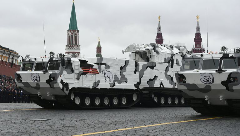 Зенитно-ракетный комплекс Тор М2 на базе вездехода ДТ-30 на военном параде на Красной площади, посвященном 72-й годовщине Победы в Великой Отечественной войне 1941-1945 годов Зенитно-ракетный комплекс Тор М2 на базе вездехода ДТ-30 на военном параде на Красной площади, посвященном 72-й годовщине Победы в Великой Отечественной войне 1941-1945 годов