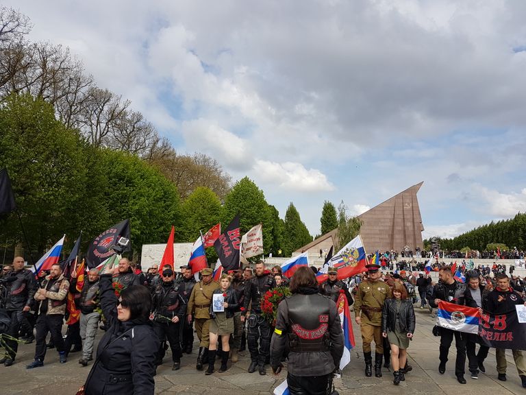 Несколько тысяч человек возложили утром цветы к советскому мемориалу в Трептов-парк в Берлине