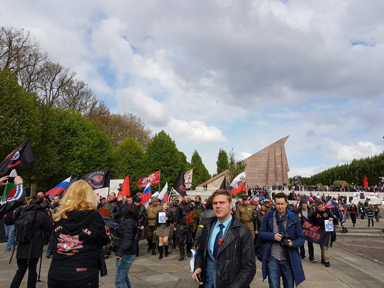 Несколько тысяч человек возложили утром цветы к советскому мемориалу в Трептов-парк в Берлине