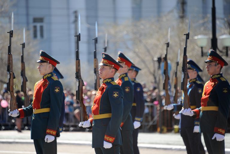 Военнослужащие во время военного парада в Чите, посвящённого 72-й годовщине Победы в Великой Отечественной войне 1941-1945 годов Военнослужащие во время военного парада в Чите, посвящённого 72-й годовщине Победы в Великой Отечественной войне 1941-1945 годов