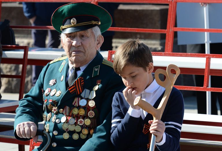 Зрители во время военного парада во Владивостоке, посвящённого 72-й годовщине Победы в Великой Отечественной войне 1941-1945 годов Зрители во время военного парада во Владивостоке, посвящённого 72-й годовщине Победы в Великой Отечественной войне 1941-1945 годов