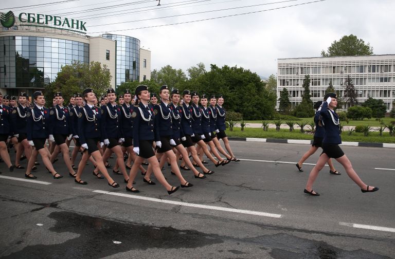 Военнослужащие во время военного парада, посвященного 72-й годовщине Победы в Великой Отечественной войне 1941-1945 годов, в Новороссийске Военнослужащие во время военного парада, посвященного 72-й годовщине Победы в Великой Отечественной войне 1941-1945 годов, в Новороссийске
