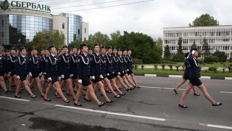 Военнослужащие во время военного парада, посвященного 72-й годовщине Победы в Великой Отечественной войне 1941-1945 годов, в Новороссийске