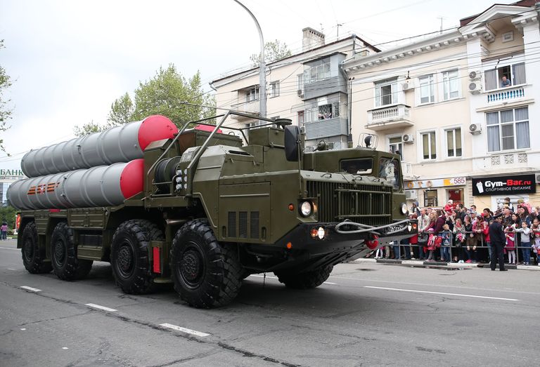 Колонна военной техники во время военного парада, посвященного 72-й годовщине Победы в Великой Отечественной войне 1941-1945 годов, в Новороссийске Колонна военной техники во время военного парада, посвященного 72-й годовщине Победы в Великой Отечественной войне 1941-1945 годов, в Новороссийске