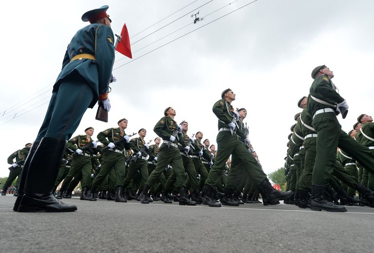 Участники во время военного парада в Ростове-на-Дону, посвящённого 72-й годовщине Победы в Великой Отечественной войне 1941-1945 годов Участники во время военного парада в Ростове-на-Дону, посвящённого 72-й годовщине Победы в Великой Отечественной войне 1941-1945 годов