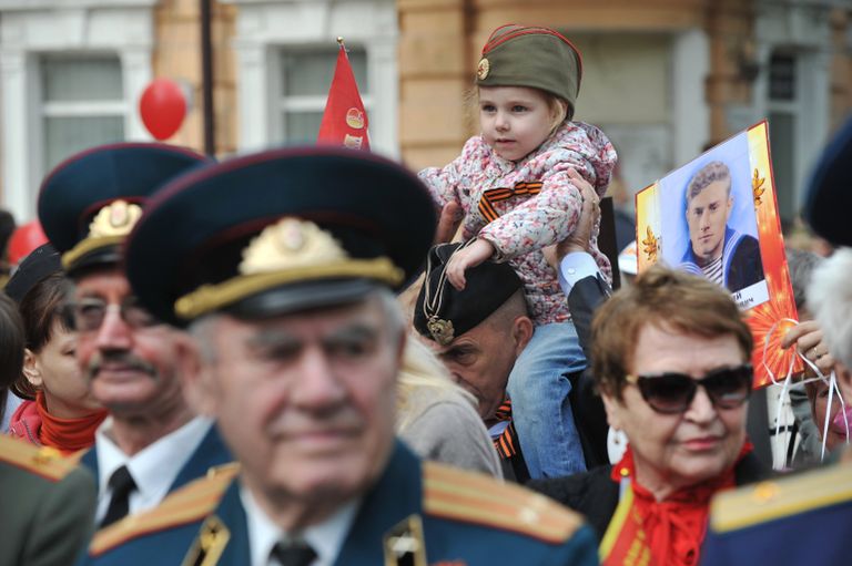 Зрители во время военного парада, посвященного 72-й годовщине Победы в Великой Отечественной войне 1941-1945 годов, в Ростове-на-Дону Зрители во время военного парада, посвященного 72-й годовщине Победы в Великой Отечественной войне 1941-1945 годов, в Ростове-на-Дону