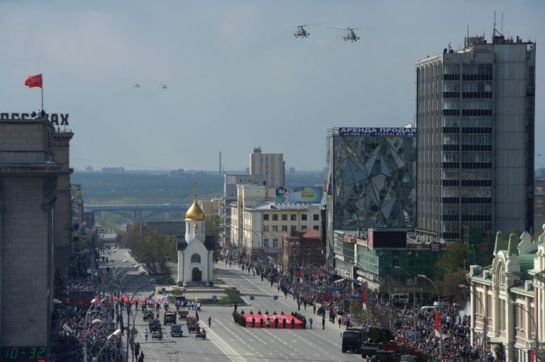 Вертолёты Ми-8 АМТШ во время военного парада на площади им Ленина в Новосибирске, посвящённого 72-й годовщине Победы в Великой Отечественной войне 1941-1945 годов Вертолёты Ми-8 АМТШ во время военного парада на площади им Ленина в Новосибирске, посвящённого 72-й годовщине Победы в Великой Отечественной войне 1941-1945 годов