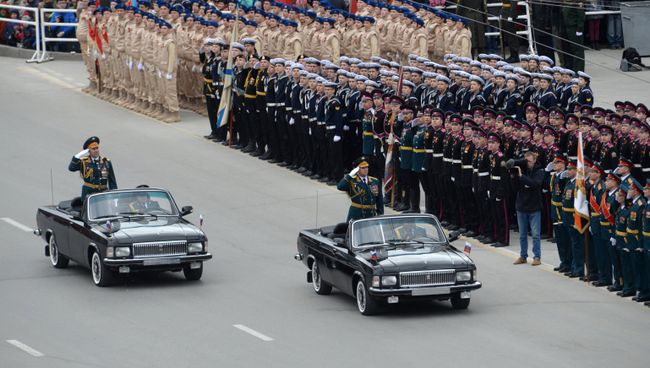 Командующий парадом генерал-майор Рустам Мурадов (слева) и командующий 41-й общевойсковой армией генерал-лейтенант Алексей Завизьон во время военного парада на площади им Ленина в Новосибирске, посвящённого 72-й годовщине Победы в Великой Отечественной войне 1941-1945 годов Командующий парадом генерал-майор Рустам Мурадов (слева) и командующий 41-й общевойсковой армией генерал-лейтенант Алексей Завизьон во время военного парада на площади им Ленина в Новосибирске, посвящённого 72-й годовщине Победы в Великой Отечественной войне 1941-1945 годов