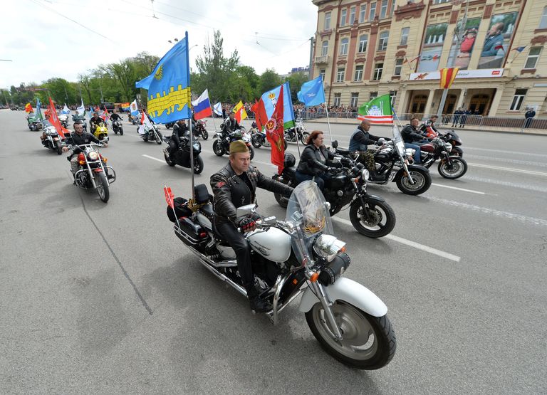 Участники во время военного парада в Ростове-на-Дону, посвящённого 72-й годовщине Победы в Великой Отечественной войне 1941-1945 годов Участники во время военного парада в Ростове-на-Дону, посвящённого 72-й годовщине Победы в Великой Отечественной войне 1941-1945 годов