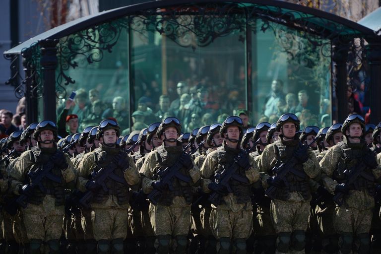 Военнослужащие во время военного парада, посвященного 72-й годовщине Победы в Великой Отечественной войне 1941-1945 годов, в Екатеринбурге Военнослужащие во время военного парада, посвященного 72-й годовщине Победы в Великой Отечественной войне 1941-1945 годов, в Екатеринбурге