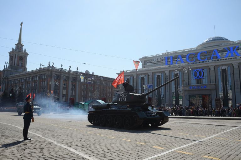 Средний танк Т-34-85 во время военного парада, посвященного 72-й годовщине Победы в Великой Отечественной войне 1941-1945 годов, в Екатеринбурге Средний танк Т-34-85 во время военного парада, посвященного 72-й годовщине Победы в Великой Отечественной войне 1941-1945 годов, в Екатеринбурге