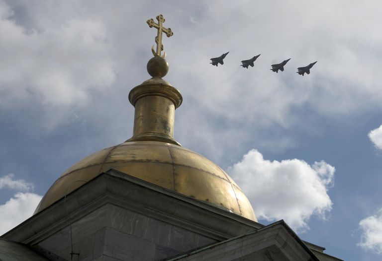 Самолеты-перехватчики МиГ 31 в небе во время военного парада в Санкт-Петербурге, посвящённого 72-й годовщине Победы в Великой Отечественной войне 1941-1945 годов Самолеты-перехватчики МиГ 31 в небе во время военного парада в Санкт-Петербурге, посвящённого 72-й годовщине Победы в Великой Отечественной войне 1941-1945 годов